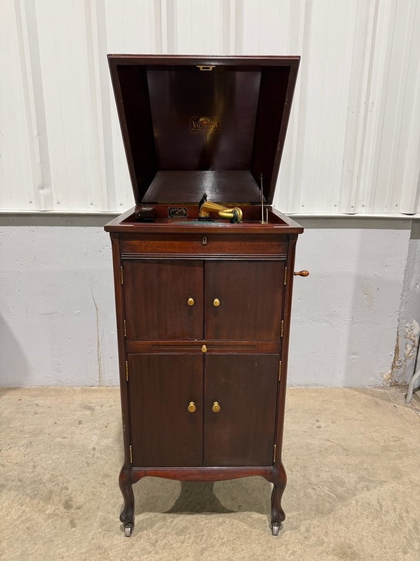 Victor Victrola VV-XIV Floor Model Phonograph: Mahogany, type B case, Gold exhibition reproducer, crank. SN-2902