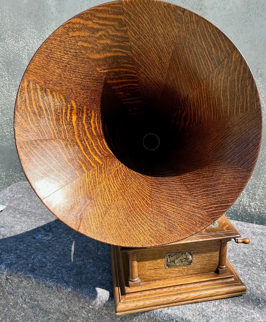 Victor MS Disc Phonograph with Wood Horn: Exhibition reproducer, crank and smooth oak horn.