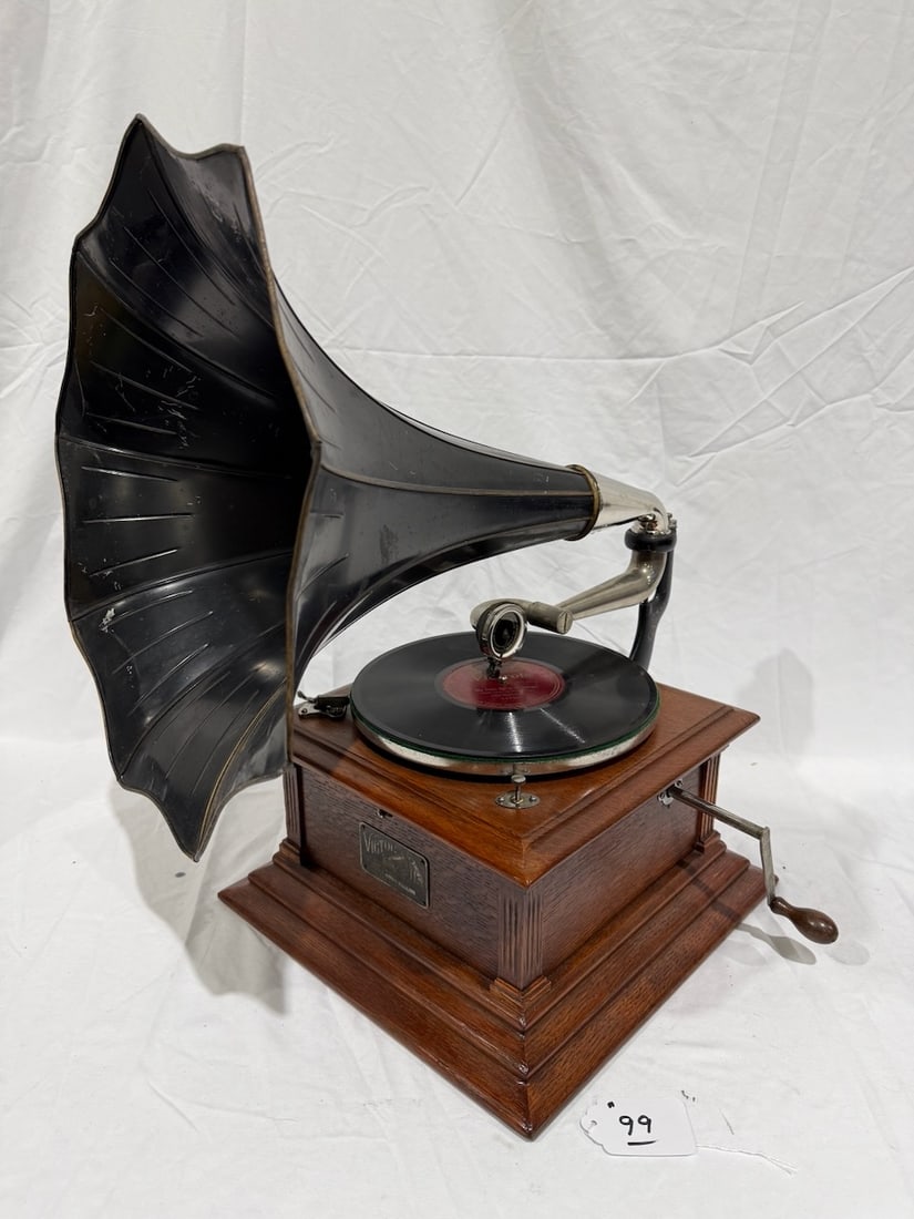 Victor III Disc Phonograph (1 of 4)