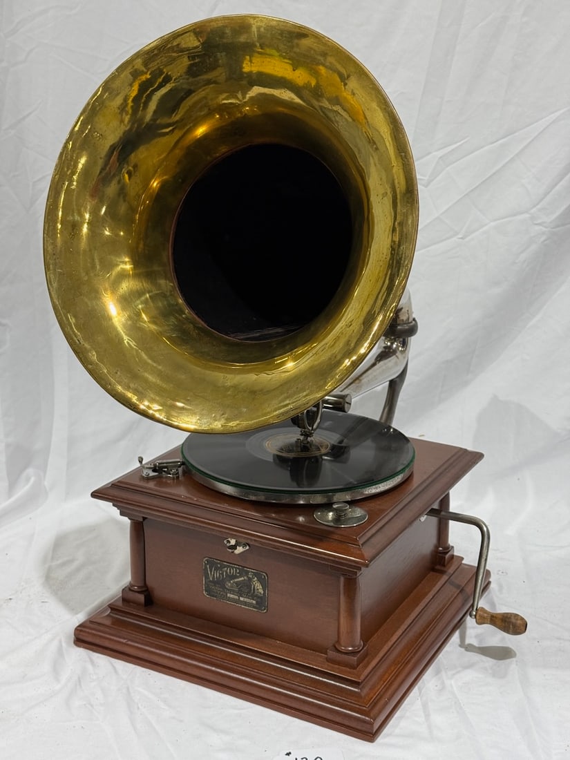Victor IV Mahogany Disc Phonograph (1 of 3)