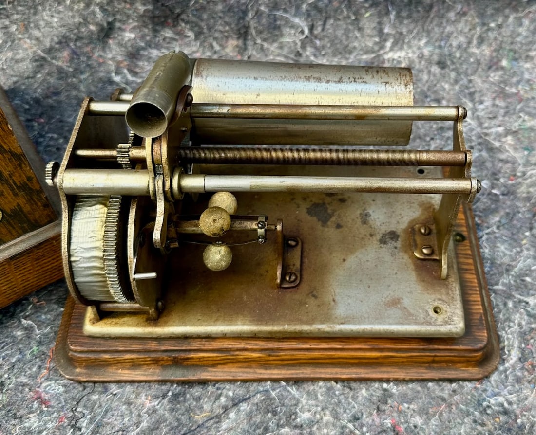 Columbia Q Cylinder Phonograph: No reproducer, pressed key and cover.