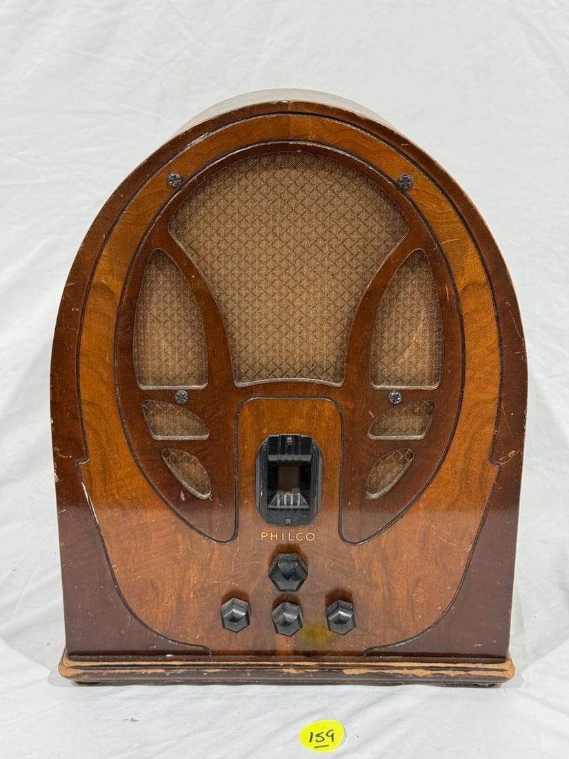 Philco Radio Model 89 Cathedral Radio (1 of 4)