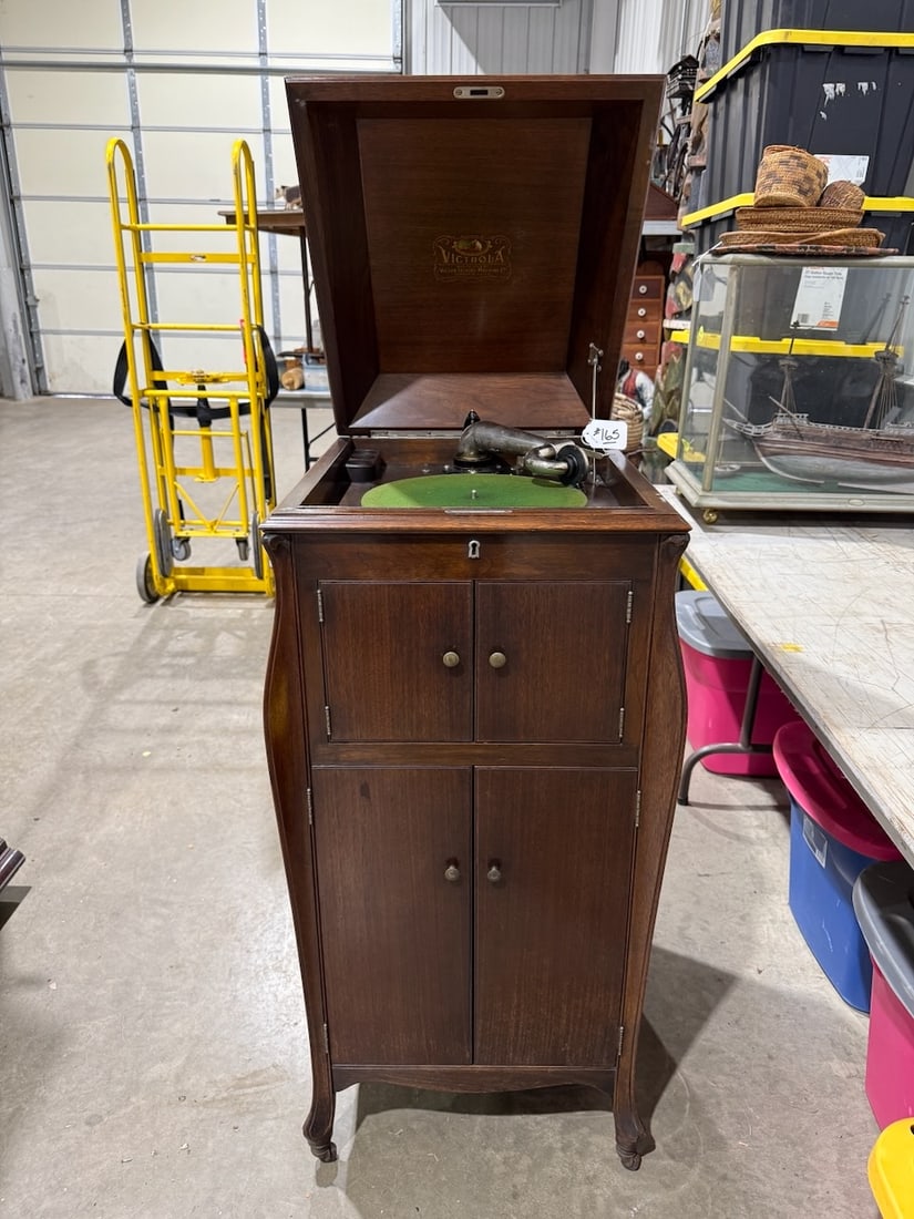 Victor Victrola VV-XI Disc Floor Model Phonograph (1 of 3)