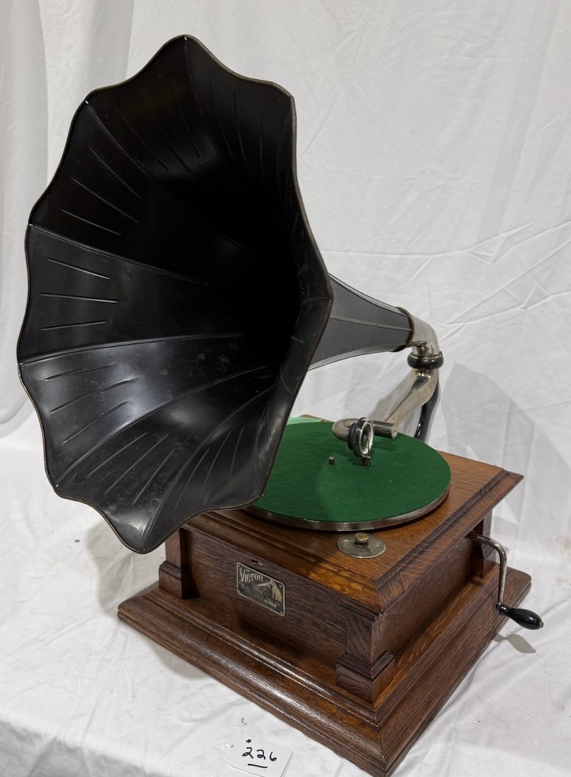 Victor V Disc Phonograph (1 of 4)
