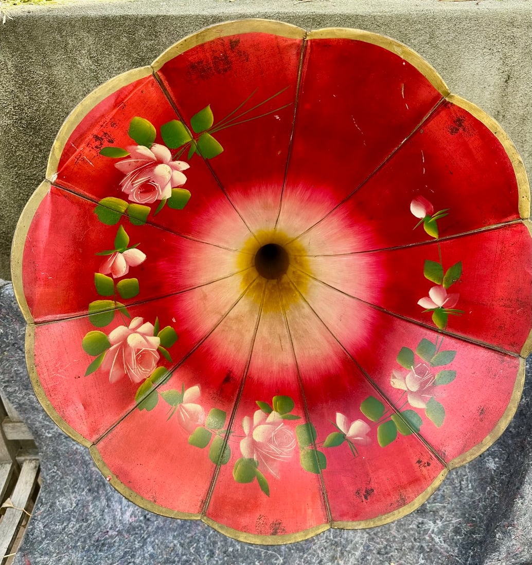 Excellent Flowered Phonograph Horn: Pink roses, Good condition