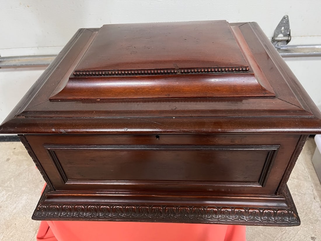 Regina 15-1/2" Style 11 Disc Music Box (1 of 6)