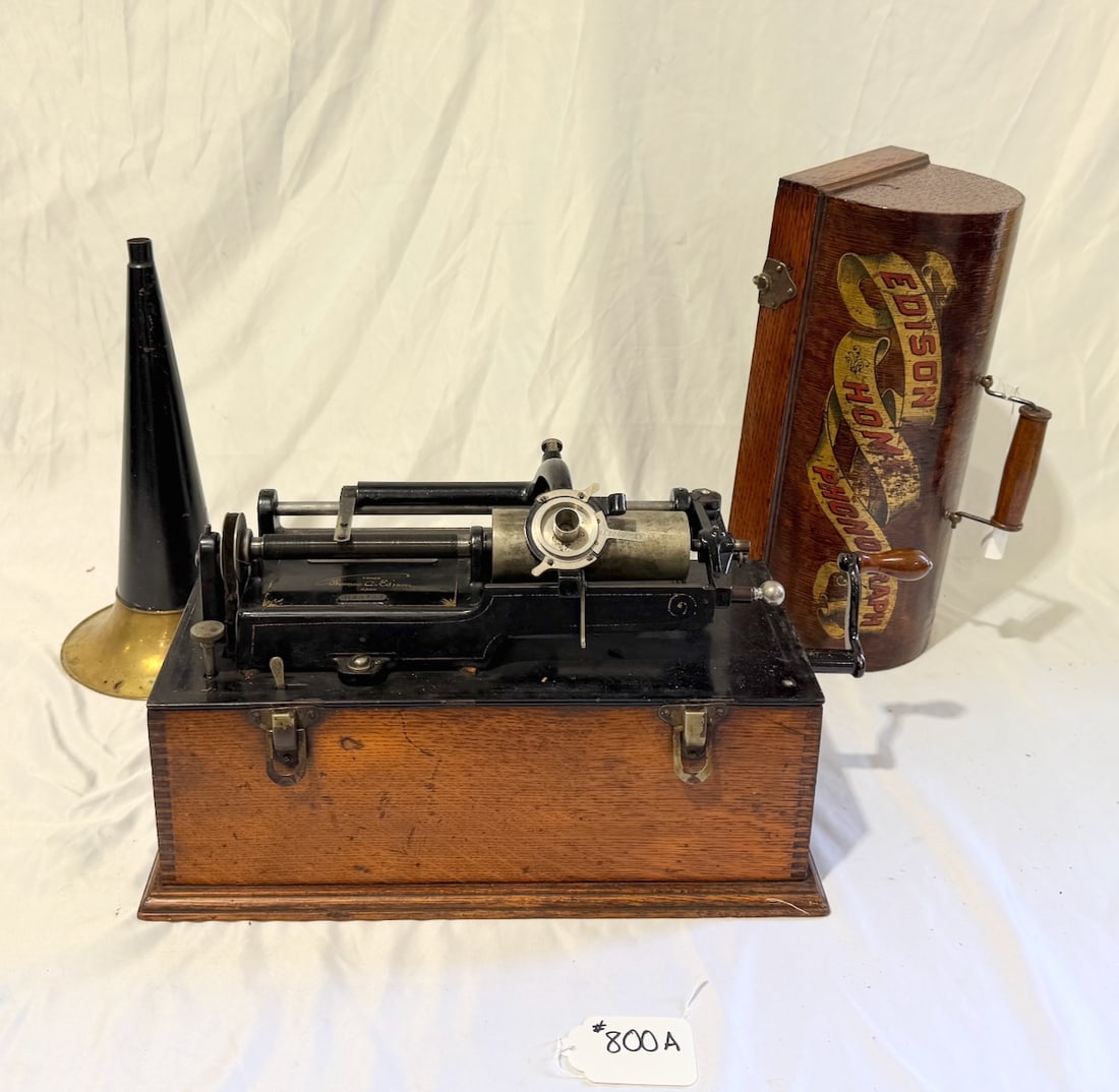 Edison Banner Front Home 4-Latch Cylinder Phonograph: C wing reproducer and crank. SN-H28700