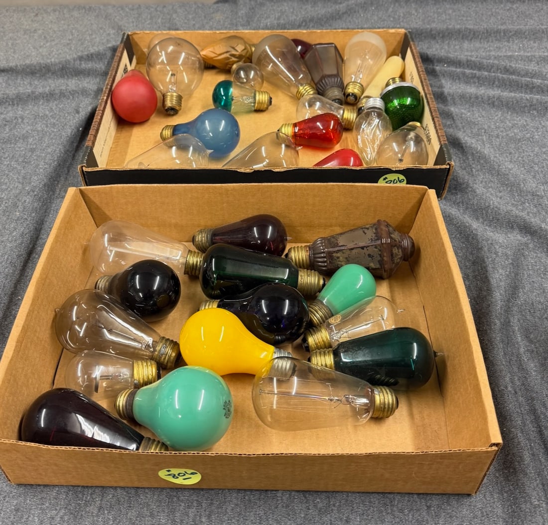 Group of Light Bulbs: Approximately 35 total