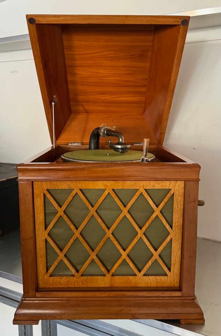 Edison B-19 Disc Phonograph (1 of 2)