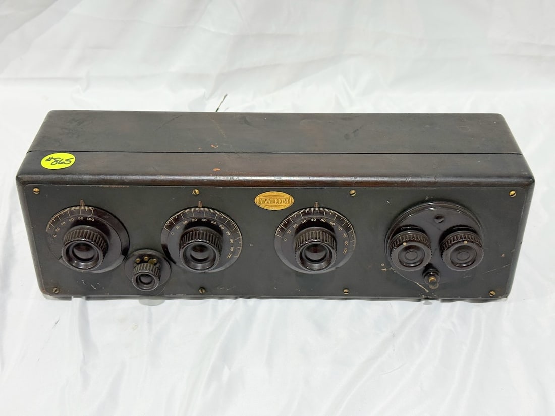 Atwater Kent Model 20 Compact Radio (1 of 3)