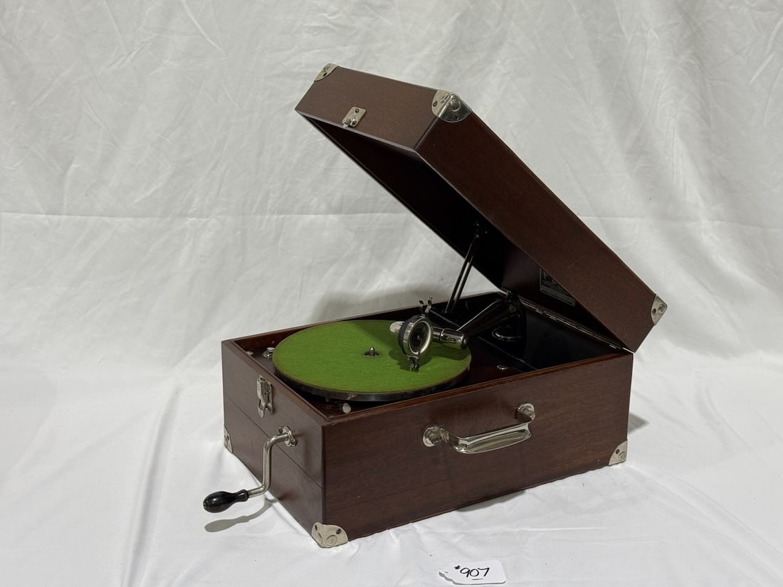 Victor VV-50 Suitcase Model Phonograph (1 of 3)