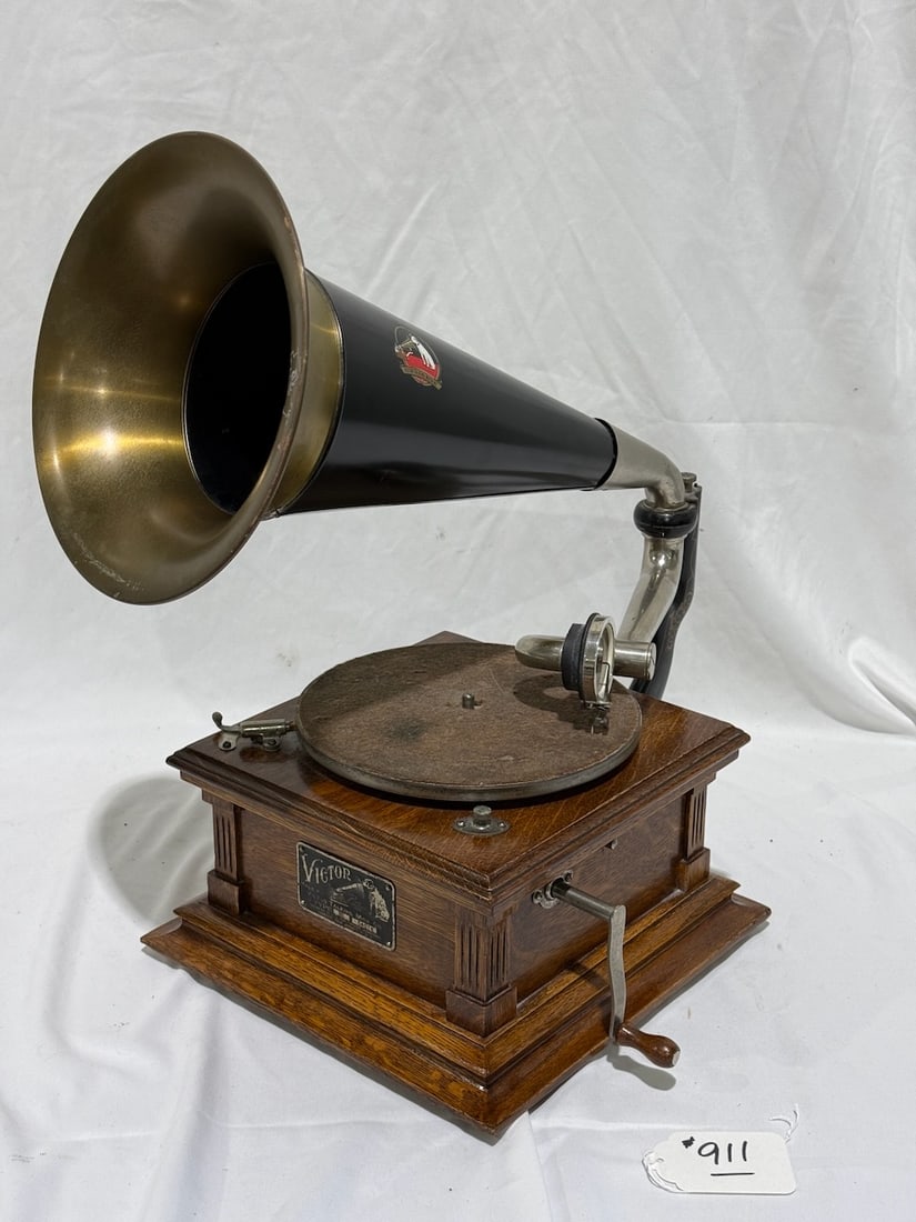 Victor E Disc Phonograph: Exhibition reproducer, crank. and brass bell horn. SN-54014