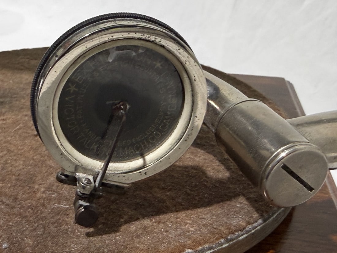 Victor E Disc Phonograph - 2