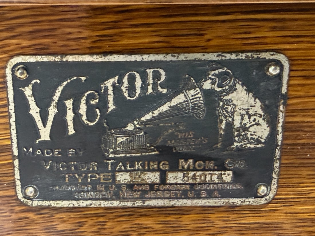 Victor E Disc Phonograph - 3