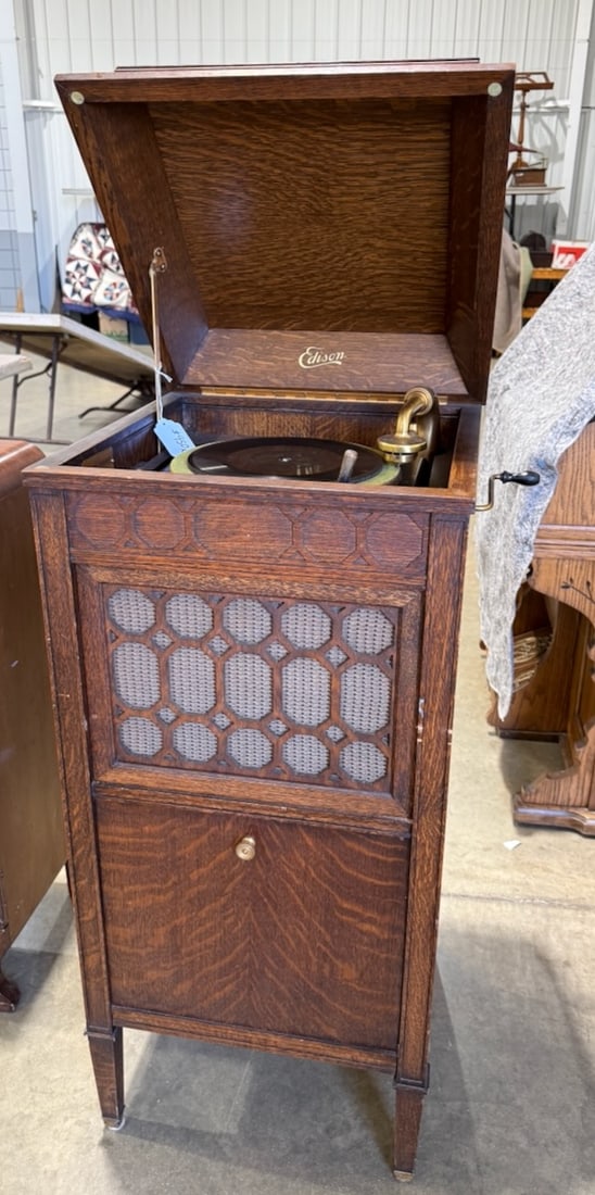 Edison S-19 Diamond Disc Phonograph: Oak, reproducer and crank. SN-SM95833