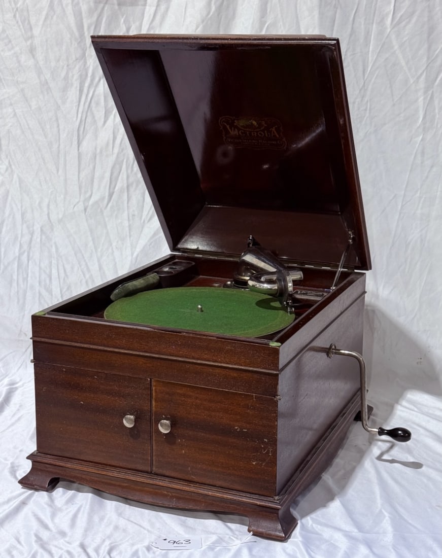 Victor VV-IX Disc Phonograph (1 of 3)