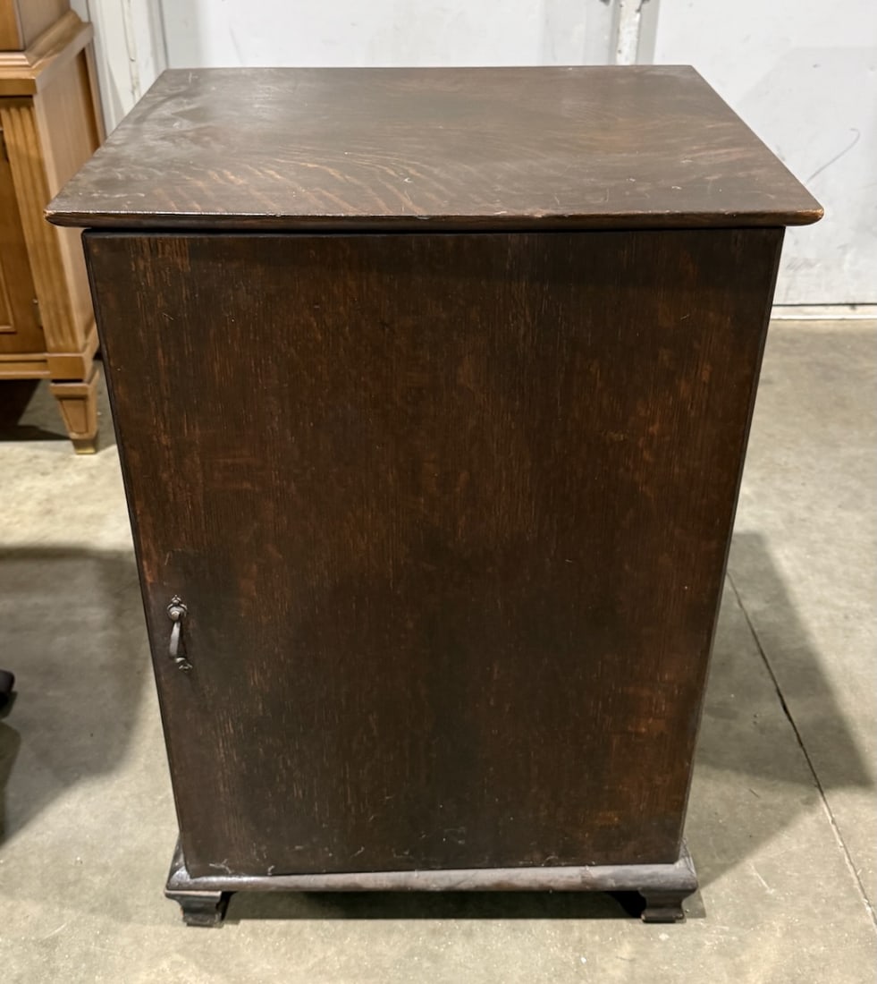 Oak Disc Record cabinet (1 of 2)