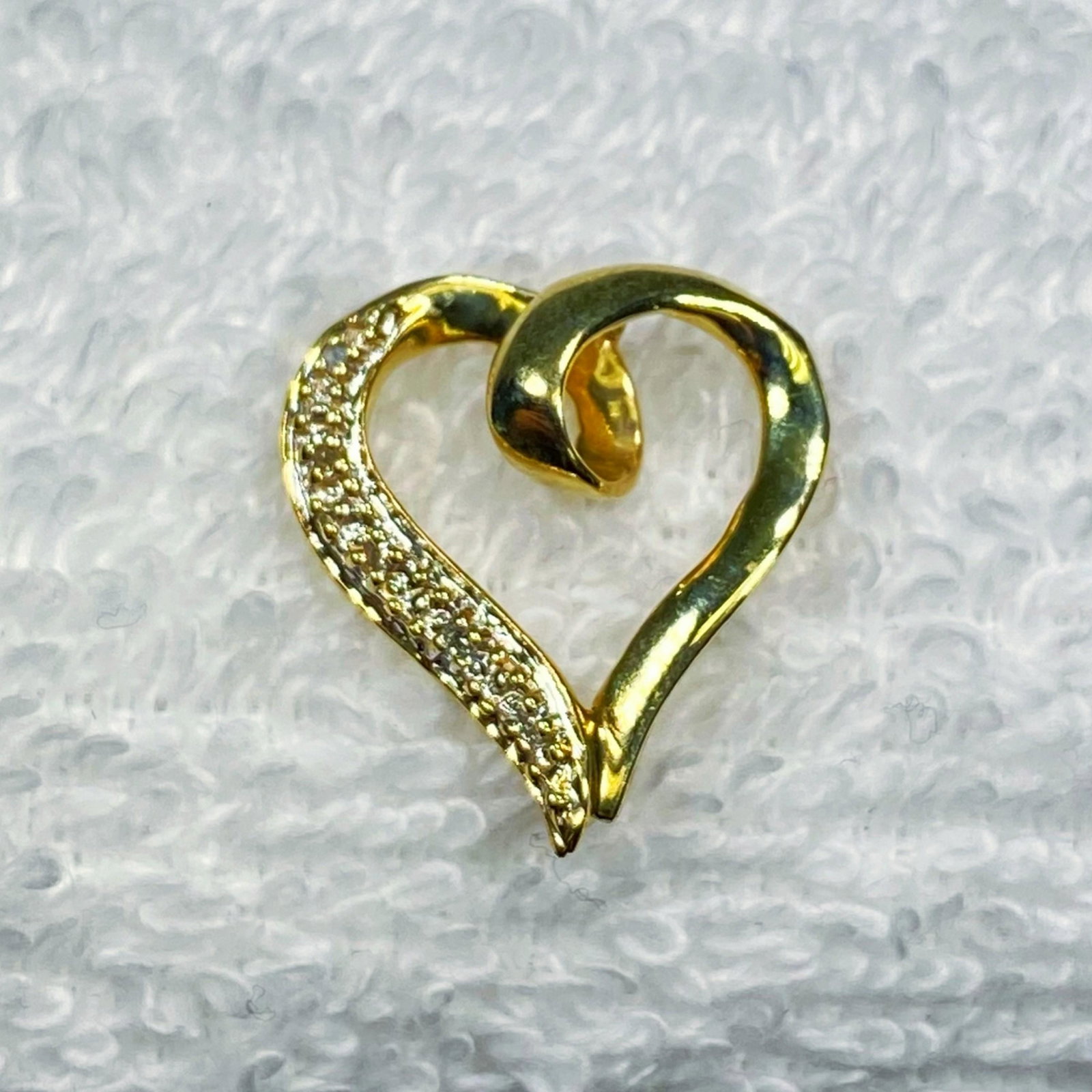 10kt Gold Open Heart Pendant /w Diamond Lining,: 10kt Gold Open Heart Pendant /w Diamond Lining,