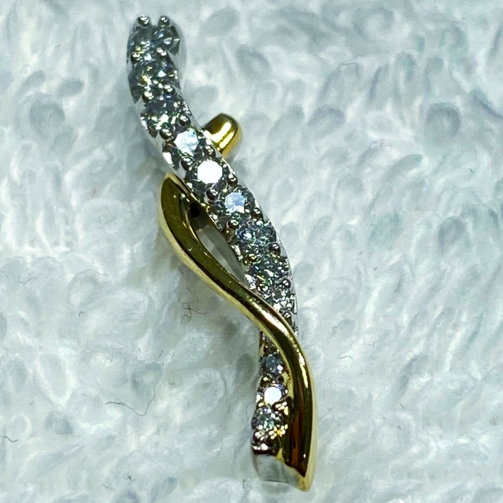10kt Gold Open Heart 'Mom' Pendant /w Diamond: 10kt Gold Open Heart 'Mom' Pendant /w Diamond