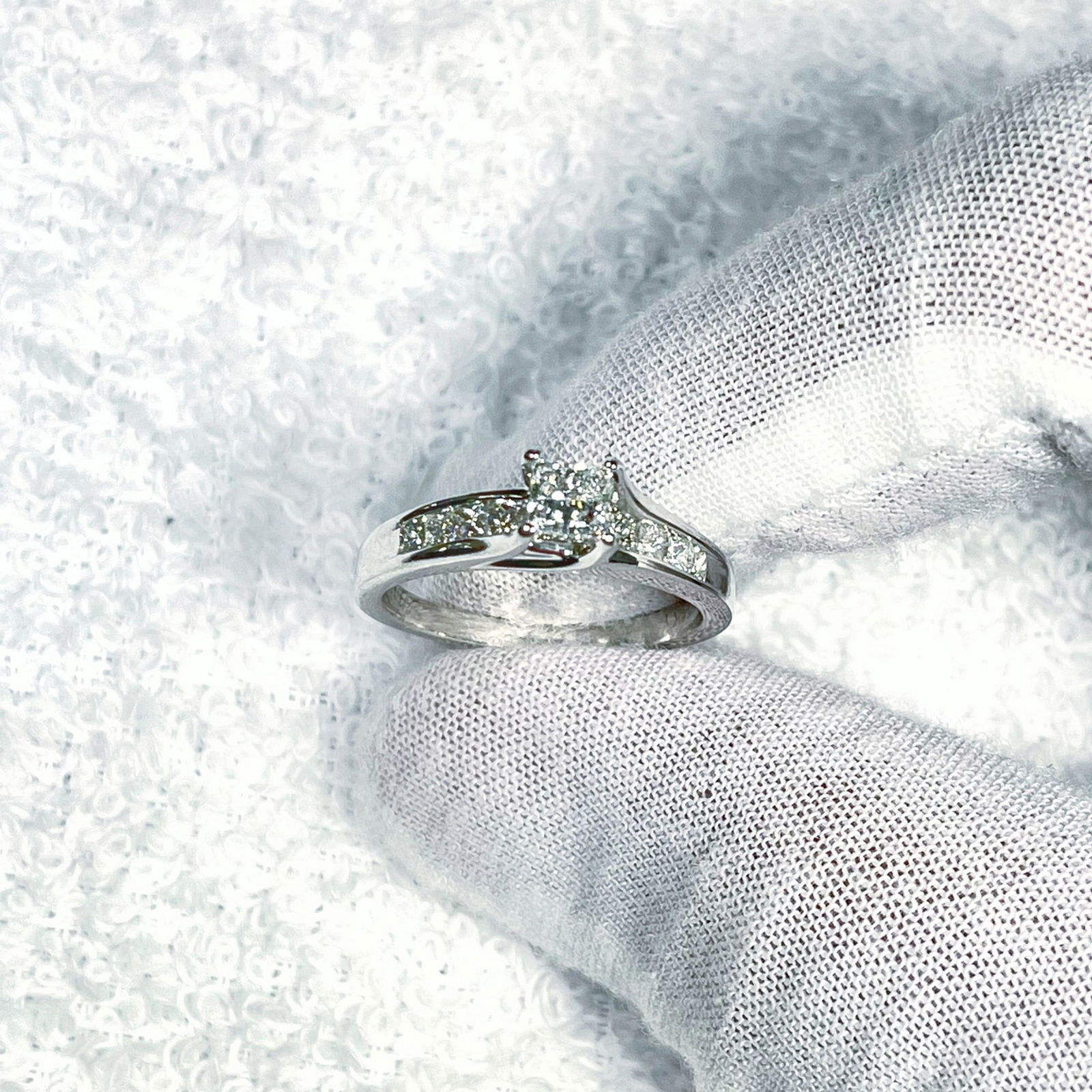 10KT White-Gold Diamond Ring, 2.9DWT (1 of 2)