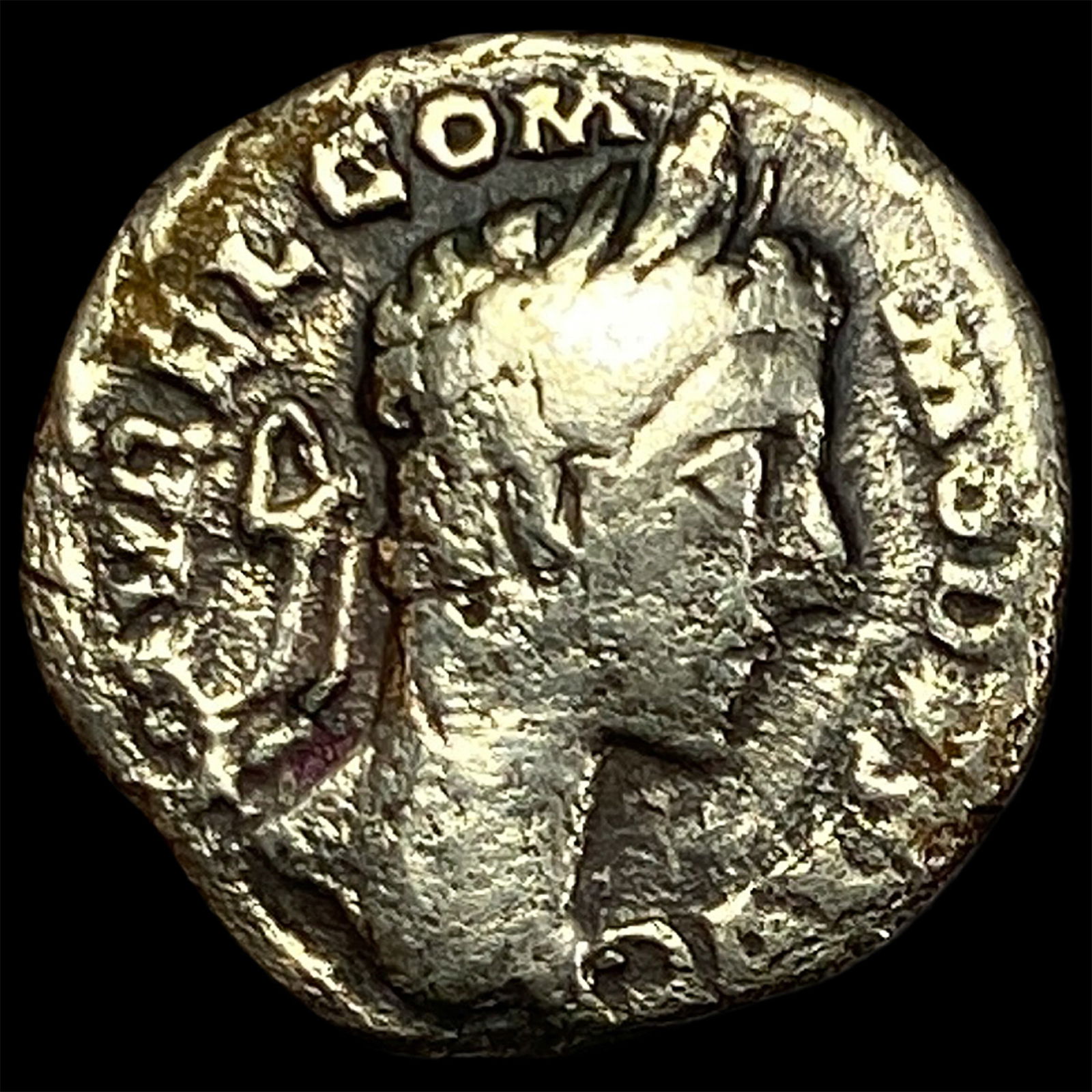 Roman Commodus 177-192 Silver Denarius NEARLY UNCIRCULATED (1 of 2)