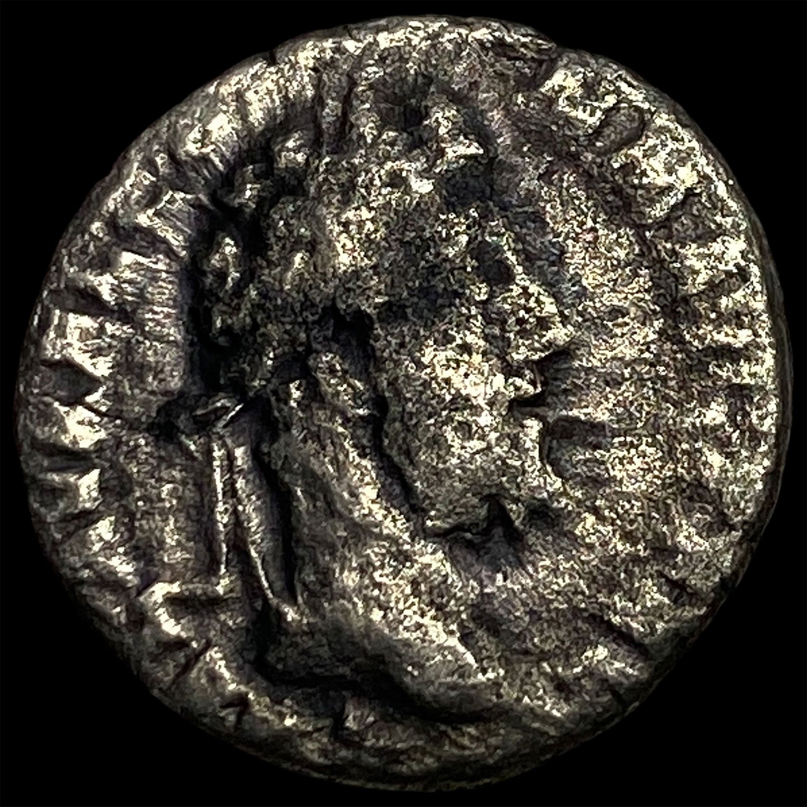 Roman Empire Commodus 180-196 AD Silver Denarius NEARLY UNCIRCULATED: Roman Empire Commodus 180-196 AD Silver Denarius NEARLY UNCIRCULATED