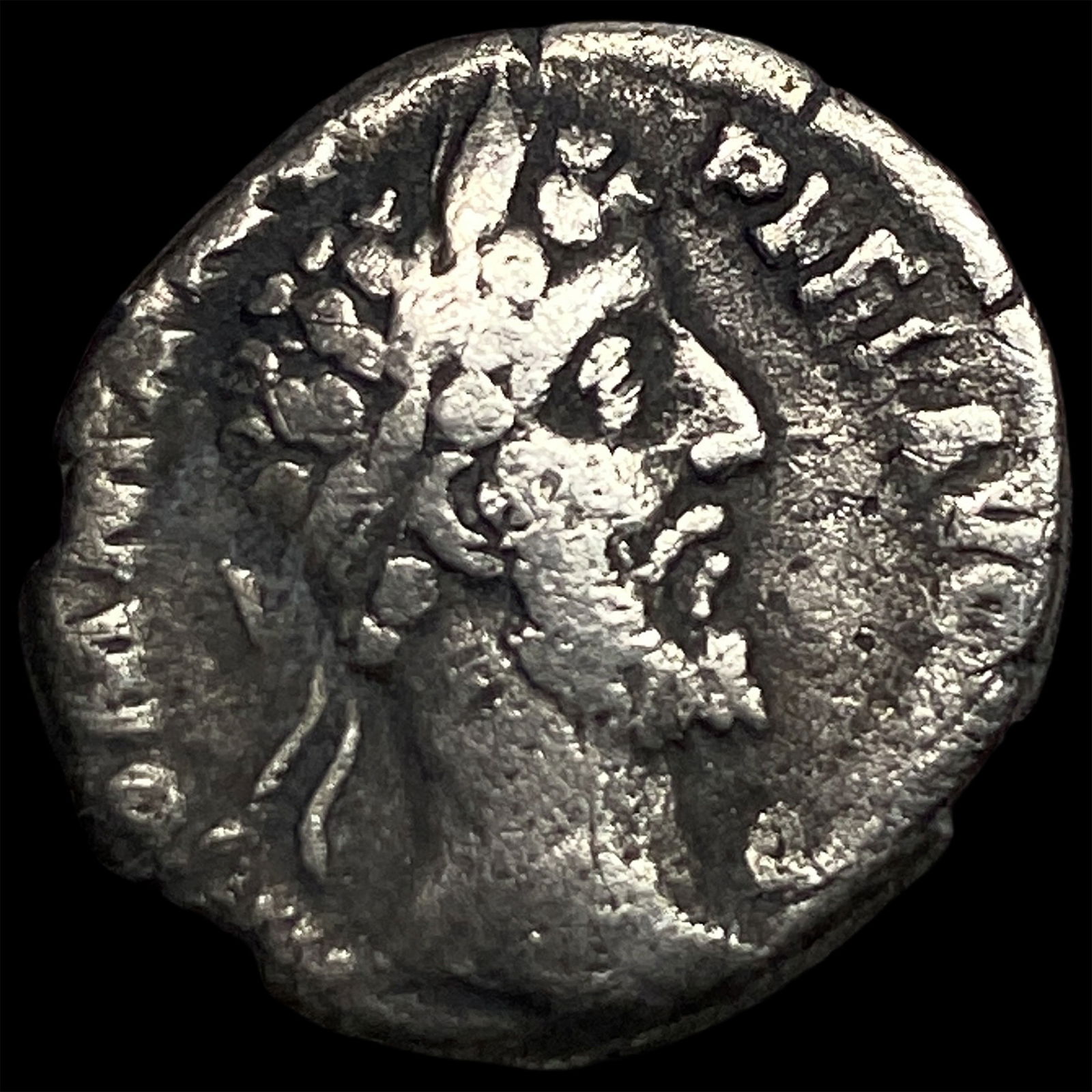 Roman Empire Commodus 180-196 AD Silver Denarius NEARLY UNCIRCULATED (1 of 2)