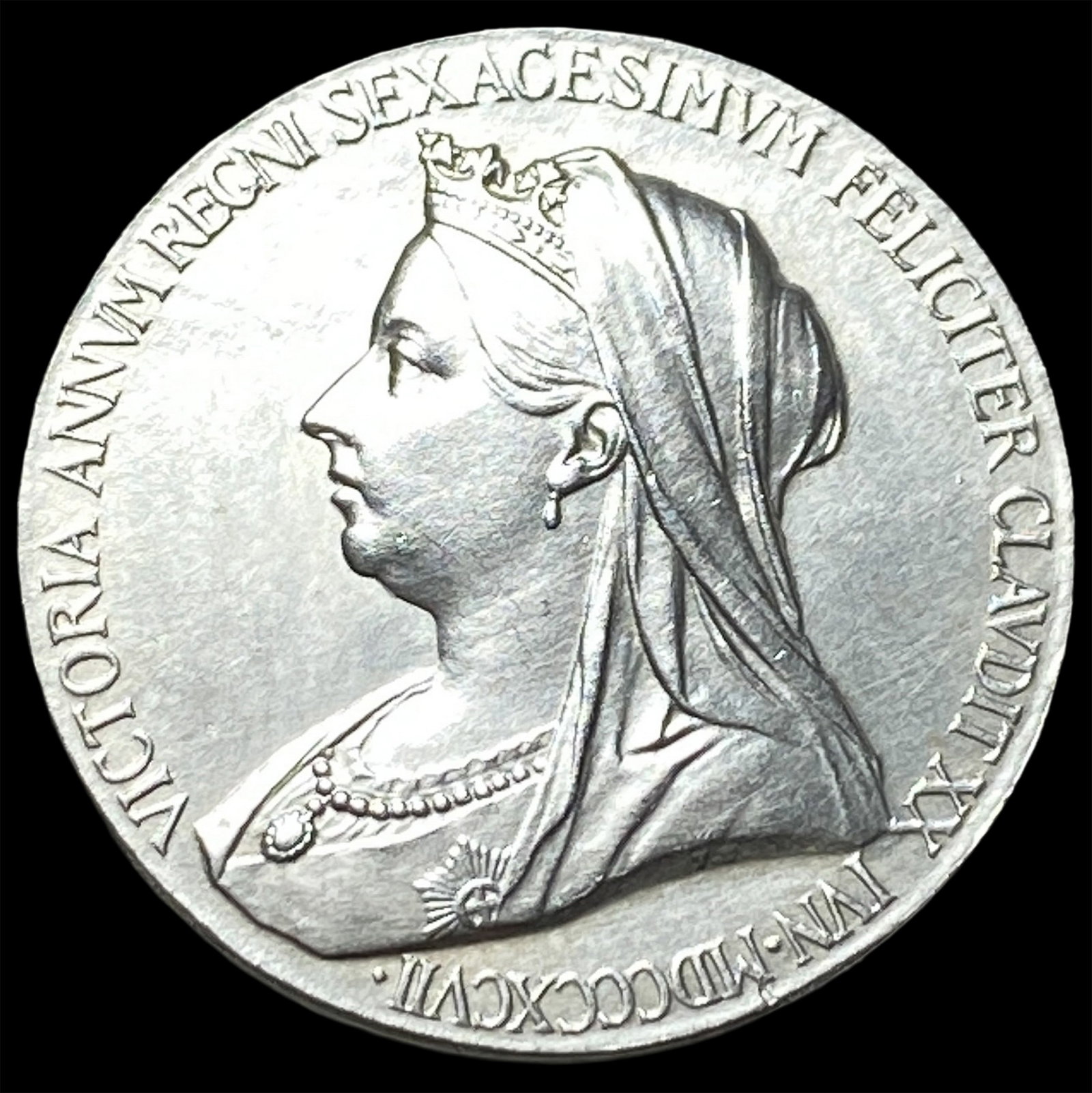 1397 Queen Victoria Silver Diamond Jubilee Medal UNCIRCULATED (1 of 2)