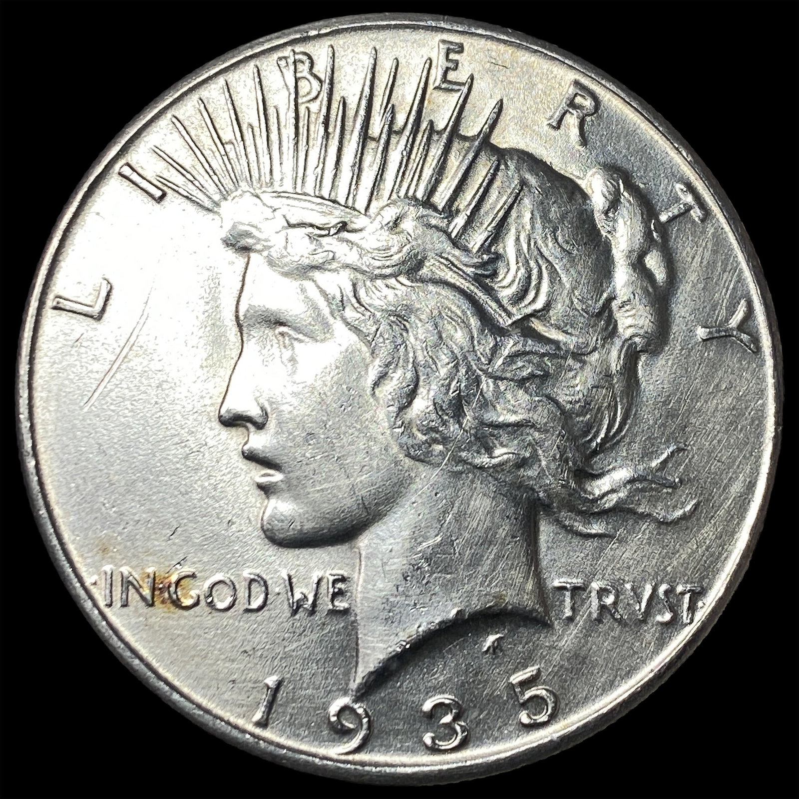 1935 Silver Peace Dollar CLOSELY UNCIRCULATED (1 of 2)