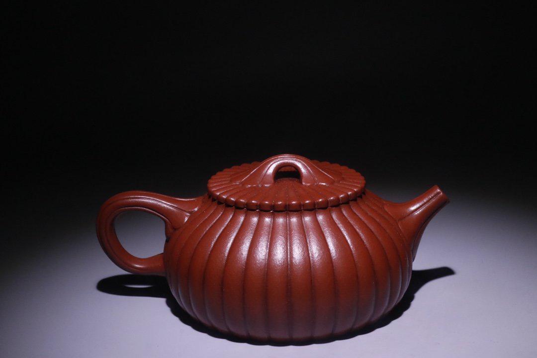 A Chinese Zisha Melon Tea Pot: Height: 6.8cm; Ear-Distance: 16.7cm