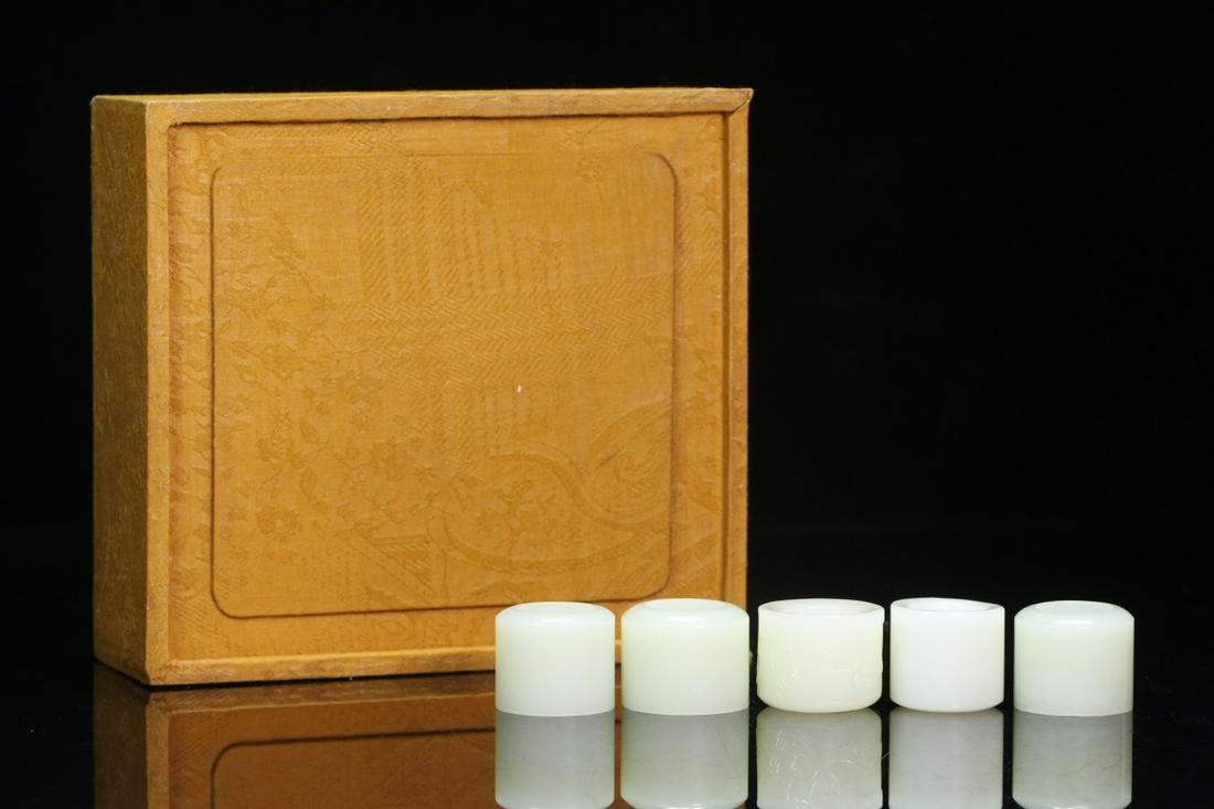Set Of Hetian Jade Thumb Rings With Box: Inner Diameter: 2.3cm; Height: 2.9cm; Outer Diameter: 3.6cm; Total Weight: 227.6g
