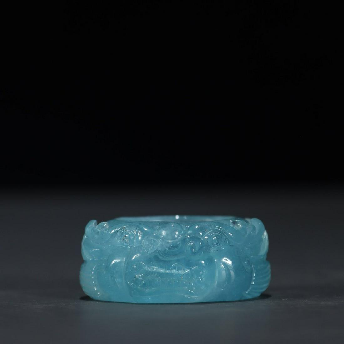 An Aquamarine Thumb Ring: Height/Inner-Diameter: 1.6/2.3cm; Weight: 23g
