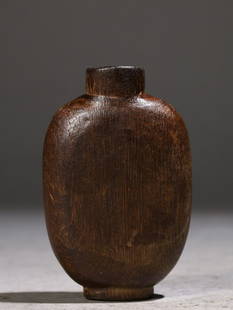 An Agarwood Snuff Bottle: Length: 4.4cm; Width: 2.1cm; Height: 7cm; Weight: 27g