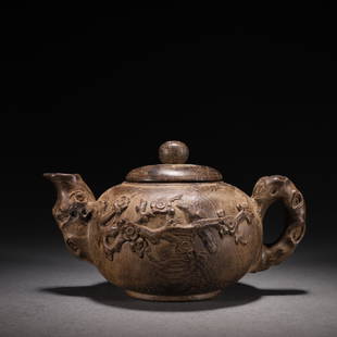 An Agarwood Pot: Height: 8.5cm; Length: 15cm; Width: 9.5cm; Weight: 208g