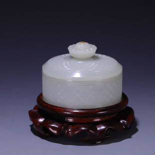 A Hetian Jade Box: Height: 5.5cm; Diameter: 7.6cm; Weight: 97g