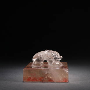 A Crystal Seal: Height: 5.5cm; Width: 8.5cm; Weight: 553g