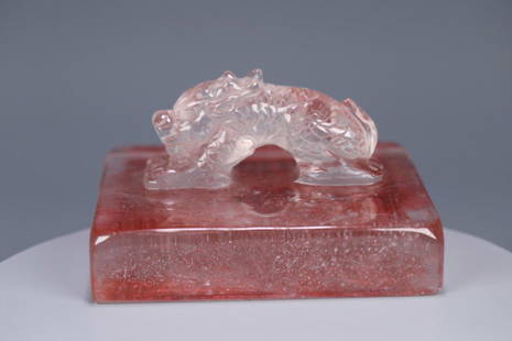 A Crystal Seal: Height: 6.8*12*12.1cm; Weight: 1161g