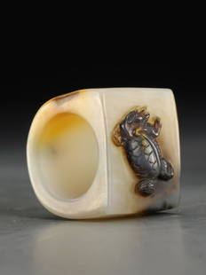 An Agate Thumb Ring: Inner-Diameter: 2.2*0.8*2.8cm; Weight: 47g