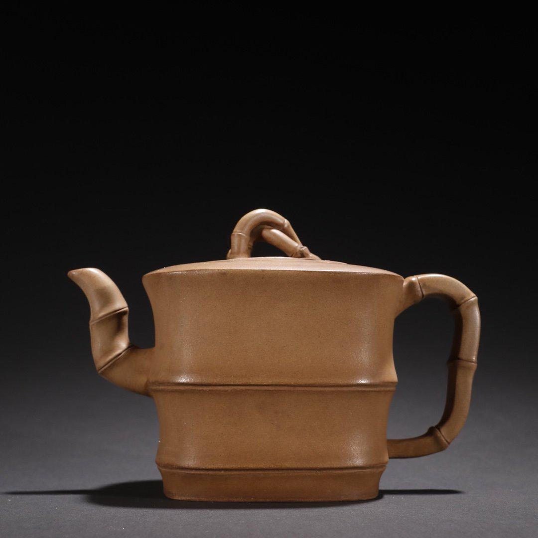 A Zisha Teapot, Wang Bao Gen Mark: Height: 11.2; Width: 17cm; Weight: 407g