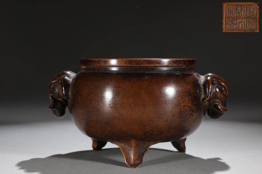 A Bronze Censer,Yun Jian Hu Wen Ming Mark: Height: 10cm; Mouth-Diameter: 11.5cm; Body-Diameter: 13.5cm; Ear-Distance: 17.5cm; Weight: 2.2kg