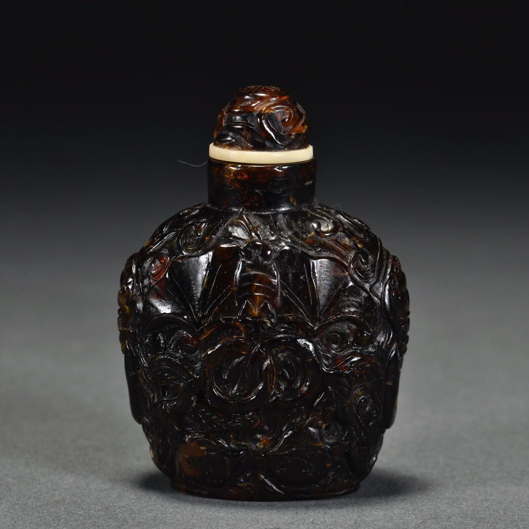 An Amber Snuff Bottle: Height: 7.4; Width: 5.3; Thickness: 3.3cm; Weight: 31g
