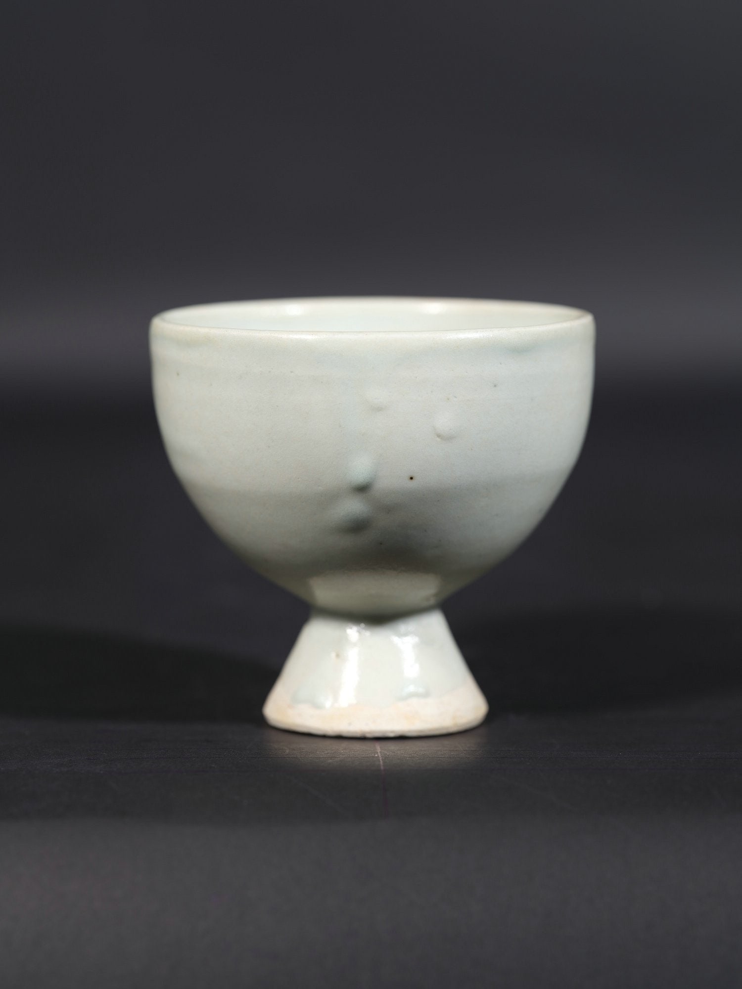 Egg white glaze high-foot cup: Height 7cm Width 7.5cm