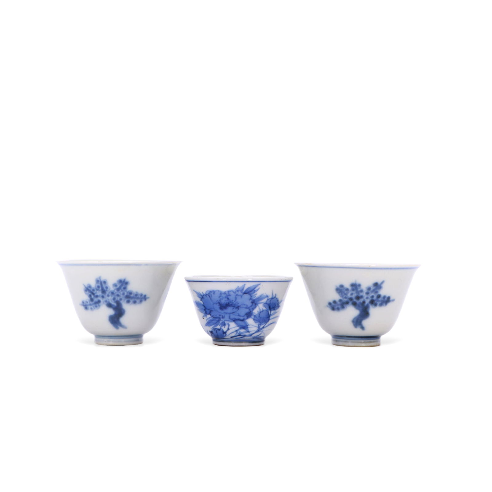 A set of blue and white tea cups: Height 5cm Diameter 8cm Size varies