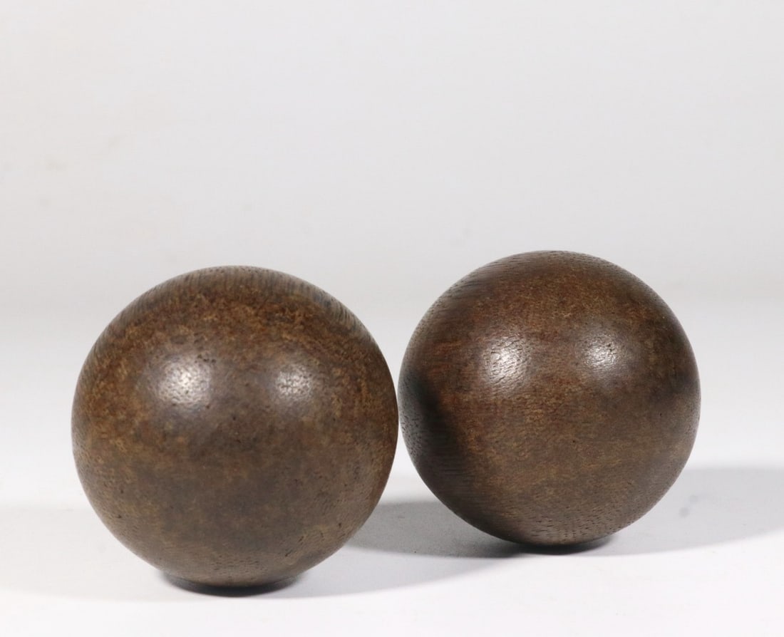 A pair of agarwood plain playing balls: 5/129.5g
