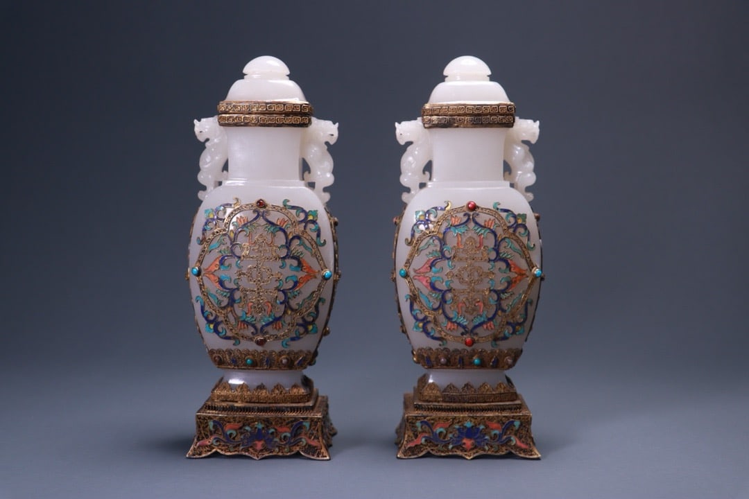Pair of Hetian Jade Silver-Inlaid Gilded Amphora Vases: 8.5*6.5*22/1539g