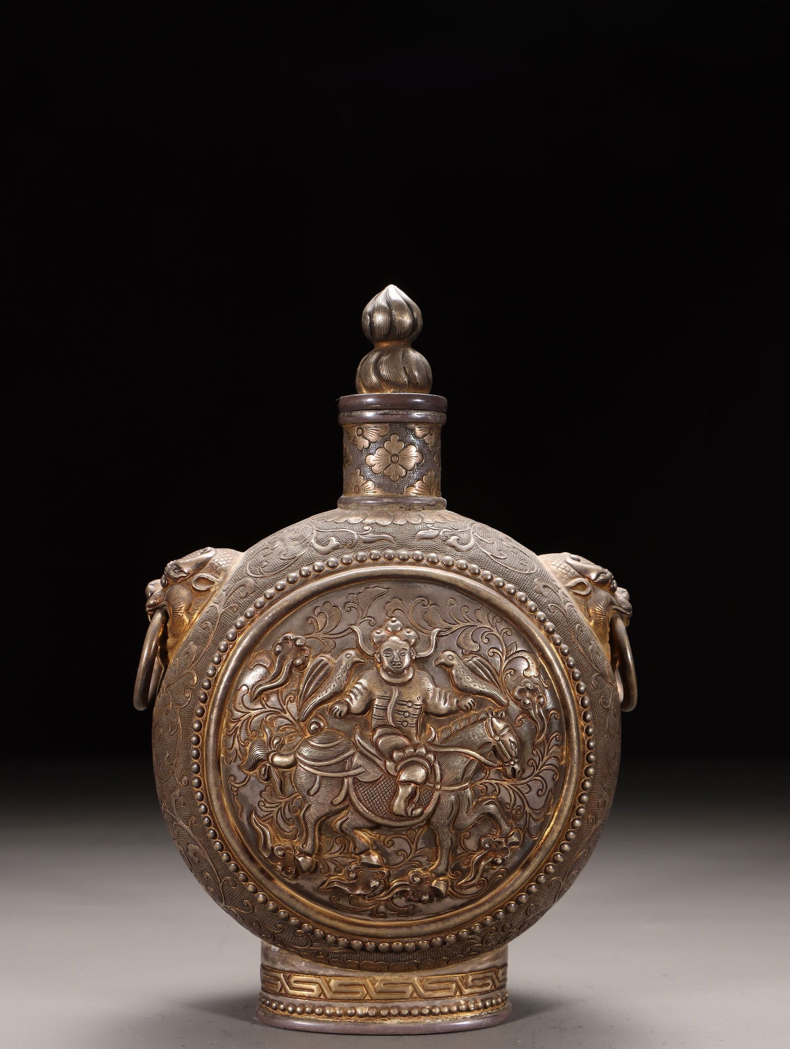 Gilt-silver Wine Flask with Hunting Designs: 20*13*8.5/504g