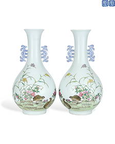 A pair of famille rose bottles for living and working in peace in the Republic of China: L:12.3cm H:23.2cm