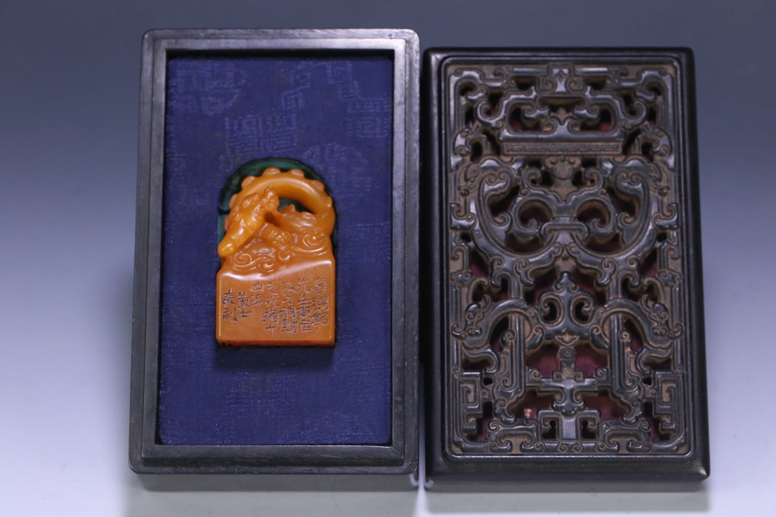 A Tianhuang stone dragon-knob seal with Huang Shiling's mark: 5.8*3.8*2.7/99.6g