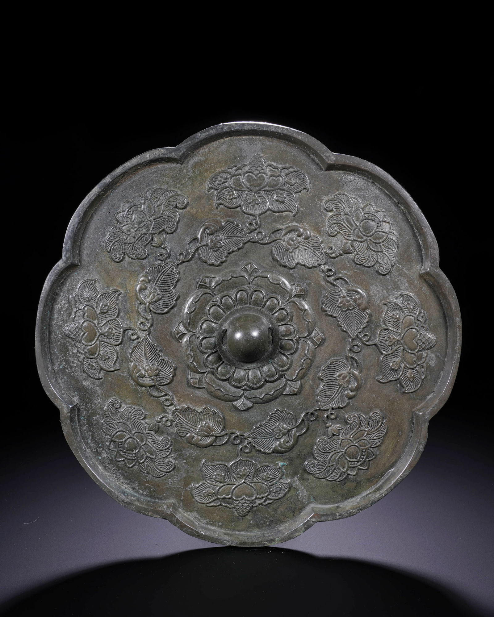 Tang copper rhombic flower pattern mirror: D:20cm