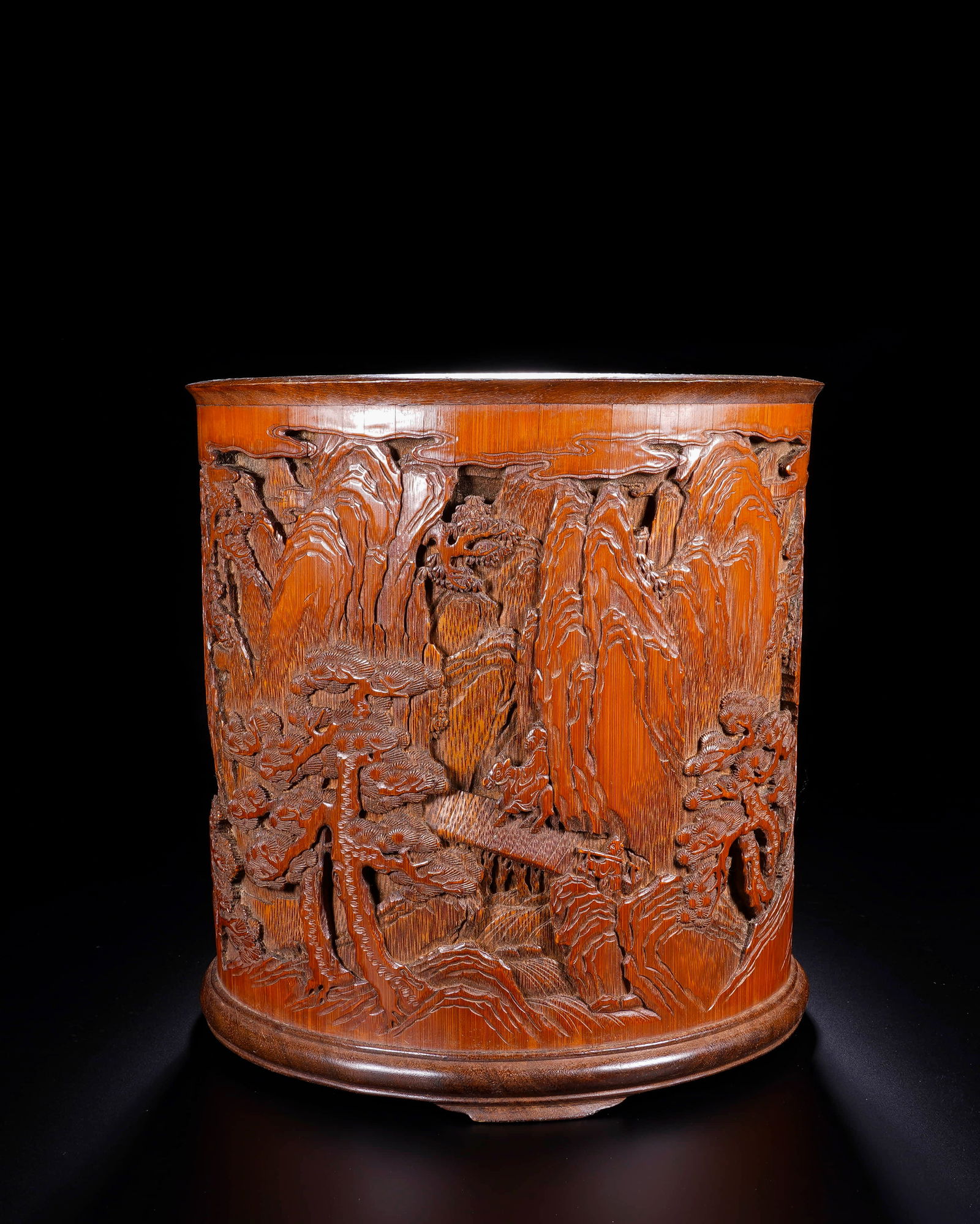 Wang Zhiyu pen holder is a picture of a pavilion in the Qing dynasty boxwood landscape.: D:17.1cm H:18.8cm